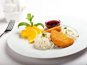 Camember sajt rántva rizzsel, áfonyalekvárral