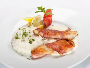Natúr filézett harcsaszeletek baconbe göngyölve, fokhagyma mártással