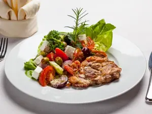 Rostlapon vasalt filézett csirkecomb mediterrán salátával