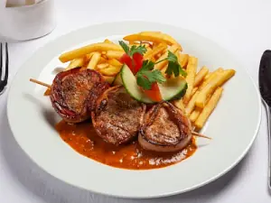 Roston sült szűzérmék baconbe tekerve, fokhagymás szósszal